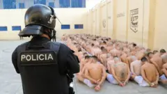 Un policía custodia a presos en El Salvador.