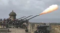 Une salve d'armes à feu pour la défunte reine Elizabeth II