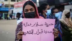 متظاهرة سودانية