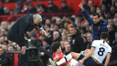 Mourinho ati awọn agbaabọọlu Man U ati Tottenham