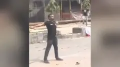 Fotografija kruži društvenim mrežama na kojoj je student raširenih ruku bez vatrenog oružja