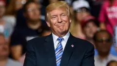 டொனால்ட் டிரம்ப் தன்னைத் தானே புகழ்ந்து கொண்டது ஏன் தெரியுமா? மற்றும் பிற செய்திகள்