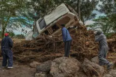 Кенияда суу ташкыны дарактарды тамыры менен агызып кетти. Табият кырсыгы жүздөн ашуун адамдын өмүрүн алды