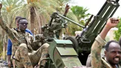 أفراد من القوات المسلحة السودانية يشاركون في عرض عسكري أقيم بمناسبة يوم الجيش في بورتسودان في 14 أغسطس 2024.