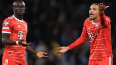 Sadio Mane (i bubamfu) na Leroy Sane babonetse bariko baraterana amajambo mu minota ya nyuma y'urukino rwo ku wa kabiri 