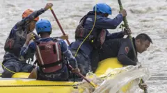 बसको खोजी गर्दै सशस्त्र प्रहरी बलका सुरक्षाकर्मी