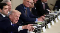 Президент США Дональд Трамп указывает пальцем, сидя рядом с госсекретарем США Марко Рубио во время встречи с руководителями нефтяной отрасли в Белом доме в Вашингтоне