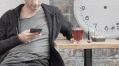 oturup telefonuna bakan bir genç
