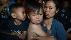 Warga dievakuasi oleh tentara India ke tempat penampungan sementara setelah kekerasan etnis melanda negara bagian Manipur, India timur laut, pada 7 Mei 2023.