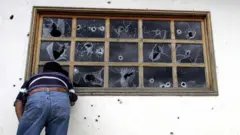 Las ventanas de la cárcel de Pavón luego de la "Operación Pavo Real".