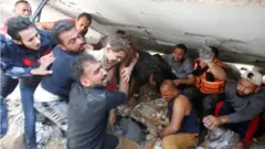 اننتشار جثث من تحت الانقاض في غزة