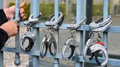 اعتراض پلیس فرانسه به ممنوعیت بعضی تکنیک‌های بازداشت
