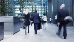 출근하는 사람들