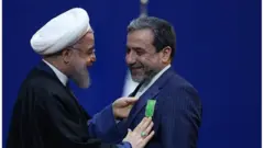 عباس عراقچی و حسن روحانی. رئیس جمهور ایران مشخص نکرده چرا به مذاکره کننده ارشد اتمی تاکنون برای توافق اختیار داده نشده