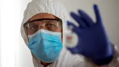 Un scientifique tenant un flacon de vaccin du Covid-19