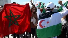 متظاهرون يحملون أعلام المغرب والصحراء الغربية