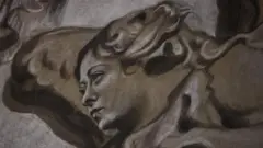 La imagen de un ángel en la basílica de San Lorenzo en Lucina, Roma