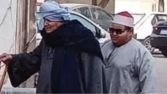 مسن مصري يهدي حفيده الكفيف نور عينيه