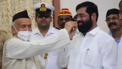 एकनाथ शिंदे यांचं अभिनंदन करताना राज्यपाल भगतसिंह कोश्यारी