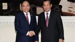Chủ tịch nước Nguyễn Xuân Phúc hội kiến Thủ tướng Campuchia Hun Sen ở Phnom Penh ngày 21/12/2021