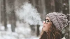 Mulher em clima frio