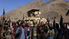 عناصر من حركة طالبان يقفون لالتقاط صورة بعد أن سيطروا على وادي بانشير، في 6 سبتمبر/أيلول 2021