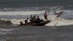 মাছ ধরার নৌকা এবং ট্রলারগুলোকে উপকূলের কাছাকাছি চলাচল করতে বলা হয়েছে।