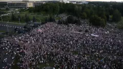 Protestocular Lukaşenko'nun ikamet ettiği Bağımsızlık Sarayı çevresinde toplanmak istedi