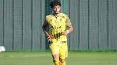 O jogador brasileiro Talles Brenner, um jovem de cabelo enrolado, de uniforme na quadra