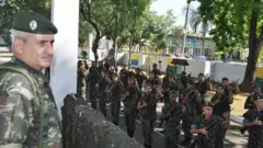 General Luiz Eduardo Ramos Baptista em frente a tropa