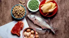 Certains aliments riches en protéines sont moins sains que d'autres en raison de la présence de graisses et de sel supplémentaires.