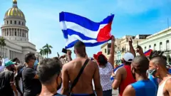 Kubanci ispred Havanske kuće tokom demonstracija protiv vlade kubanskog predsednika Migel Dijaz- Kanela u Havani, u julu, 2021. godine