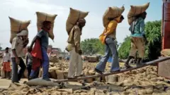 جمعیت هند به حدود ۱/۳میلیارد نفر می‌رسد وشیوع کرونا میلیونها نفر را در این کشور بیکار و بسیاری از کسب و کارهای کوچک و بزرگ را به تعطیلی کشانده است.