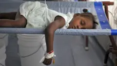ሃይቲ ውስጥ በኮሌራ ተይዛ ህክምና የሚደረግላት ህጻን