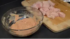 A yau za mu nuna muku yadda ake yin Turkish chicken kebab daga wurin Hajar Yadudu.