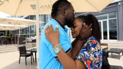 Man dey kiss im wife for forehead