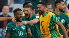 المنتخب السعودي يحتفل بعد الفوز على الأرجنتين