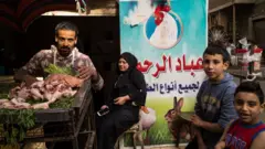 رمضان الحياة اليومية. مشهد شارع في شبرا، أحد أحياء القاهرة المحلية في 16 أبريل 2021، القاهرة، مصر