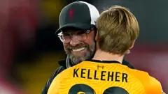 مدرب ليفربول يعانق حارس المرمى