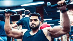 जिममध्ये जड वजनं उचलावीत की हलकी वजनं?