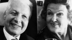 Cette photo montre Peter et Helen Kroger, également connus sous leurs vrais noms, Morris et Lona Cohen, deux citoyens américains et espions soviétiques condamnés pour leur implication dans le réseau d'espionnage de Portland. 