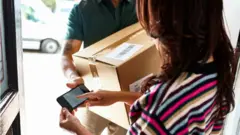 Mujer recibiendo un paquete