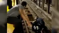 Putnik koji je upao na šine njujorške železnice