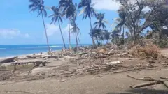 Imagen muestra los escombros que dejaron las olas de tsunami luego de la erupción volcánica en Tonga