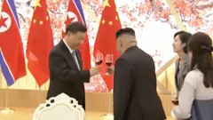 건배하는 두 정상