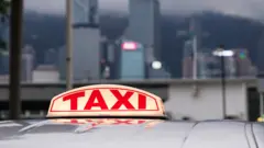 香港九龍尖沙咀一輛的士（出租車）在等候乘客（14/6/2024）