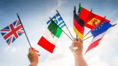 Le drapeau de la Grande Bretagne à côté des drapeaux d'autres pays de l'Union