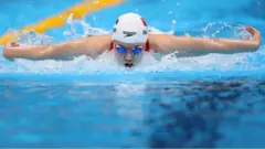 中國游泳運動員在東京奧運會上比賽