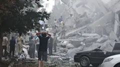 Destrozos causados por Israel en Teherán con varios edificios colapsados.