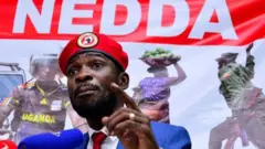 Bobi Wine w'imyaka 38, avuga ko leta iri gukoresha coronavirus mu gukandamiza abatavuga rumwe n'ubutegetsi